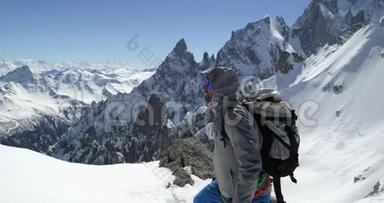 登山者在阳光明媚的日子里，用冰斧雪山顶. 登山滑雪活动.. 滑雪者